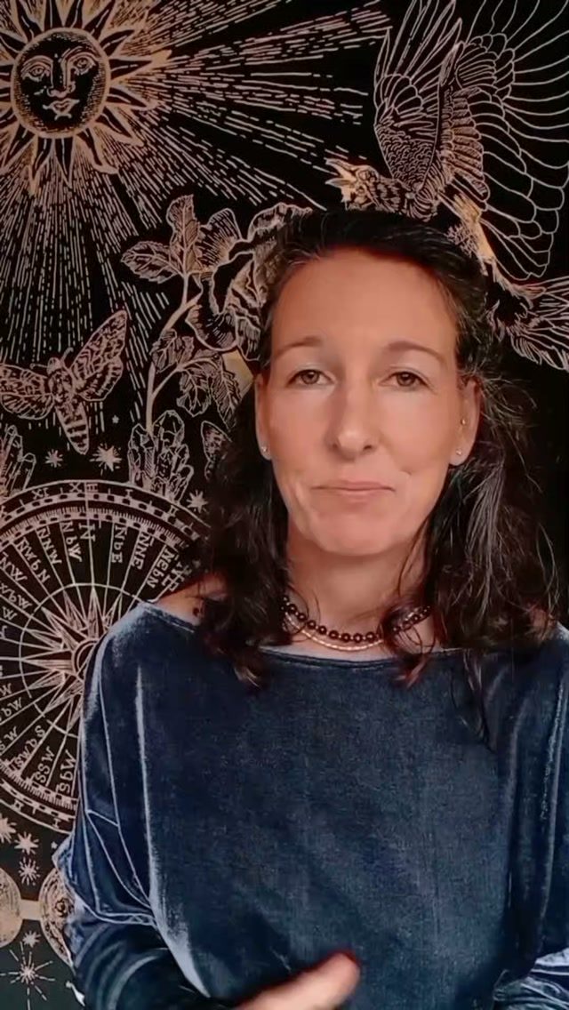 Instagram post from tarot.with.gina. This post is in position 3.