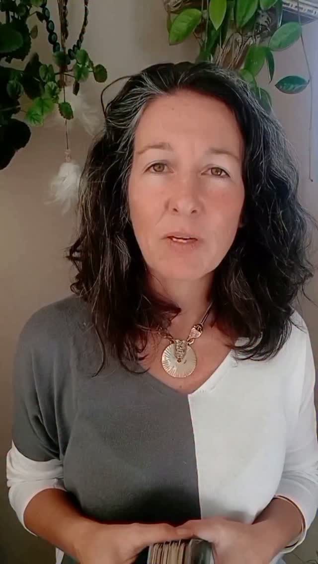 Instagram post from tarot.with.gina. This post is in position 0.