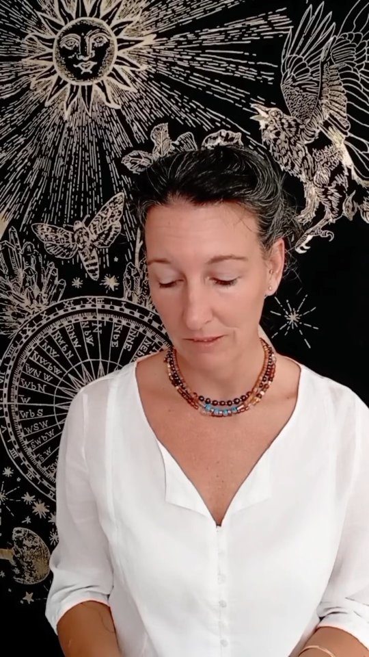 Instagram post from tarot.with.gina. This post is in position 0.